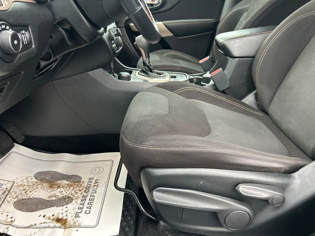 Used 2017 Jeep Cherokee Latitude w/ Cold Weather Group image 11