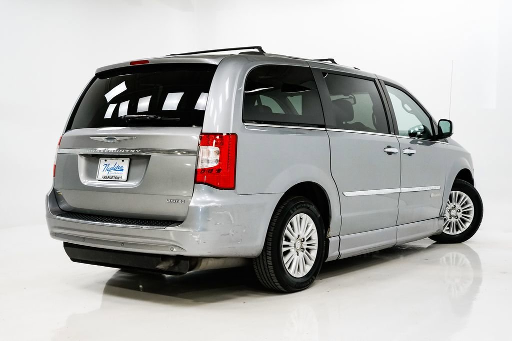 Used 2013 Chrysler Town & Country Limited image 29
