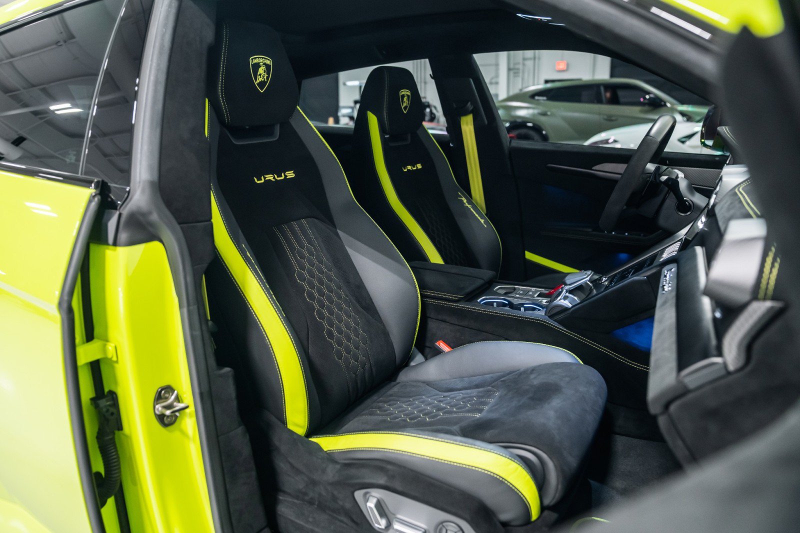 Used 2024 Lamborghini Urus Performante AWD/4WD image 12