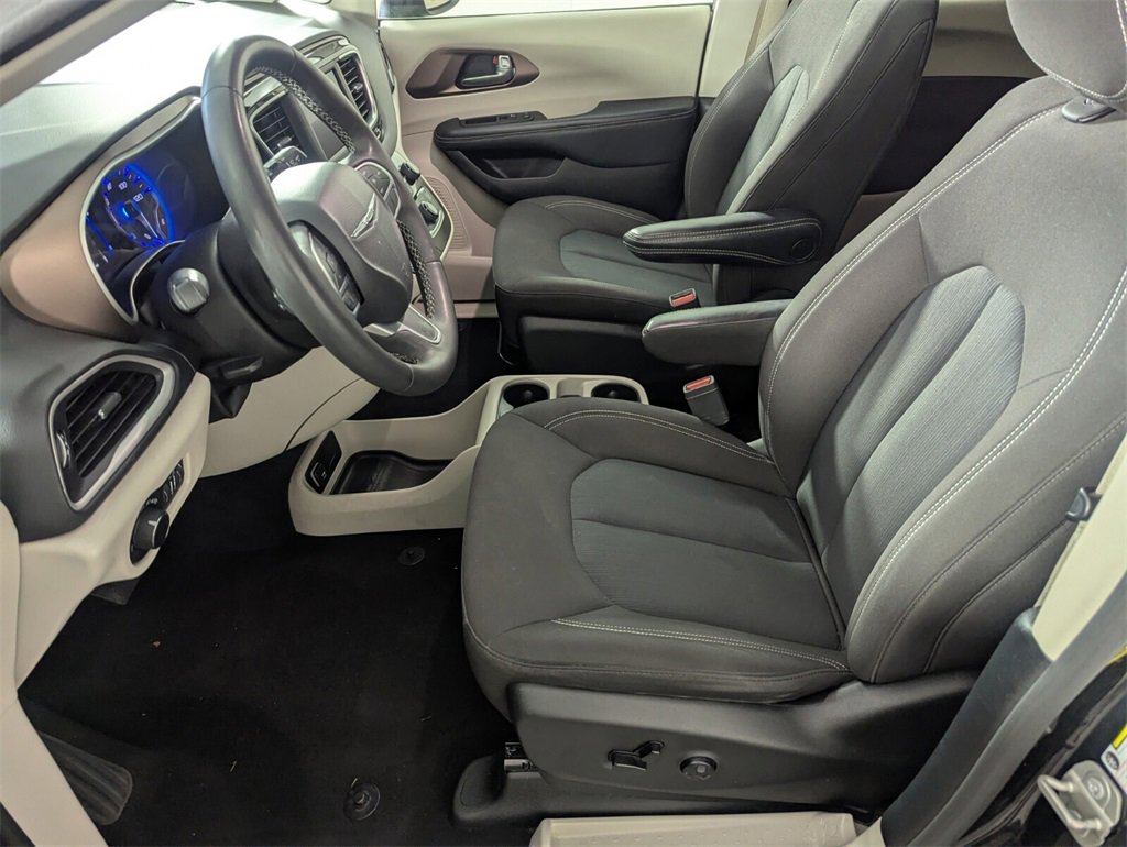 Used 2023 Chrysler Voyager LX image 9
