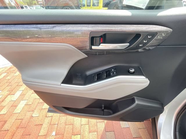 Used 2021 Toyota Highlander Limited FWD image 10