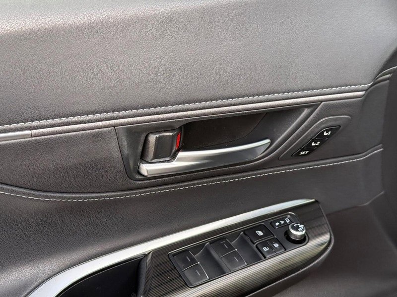 Used 2021 Toyota Venza XLE image 18