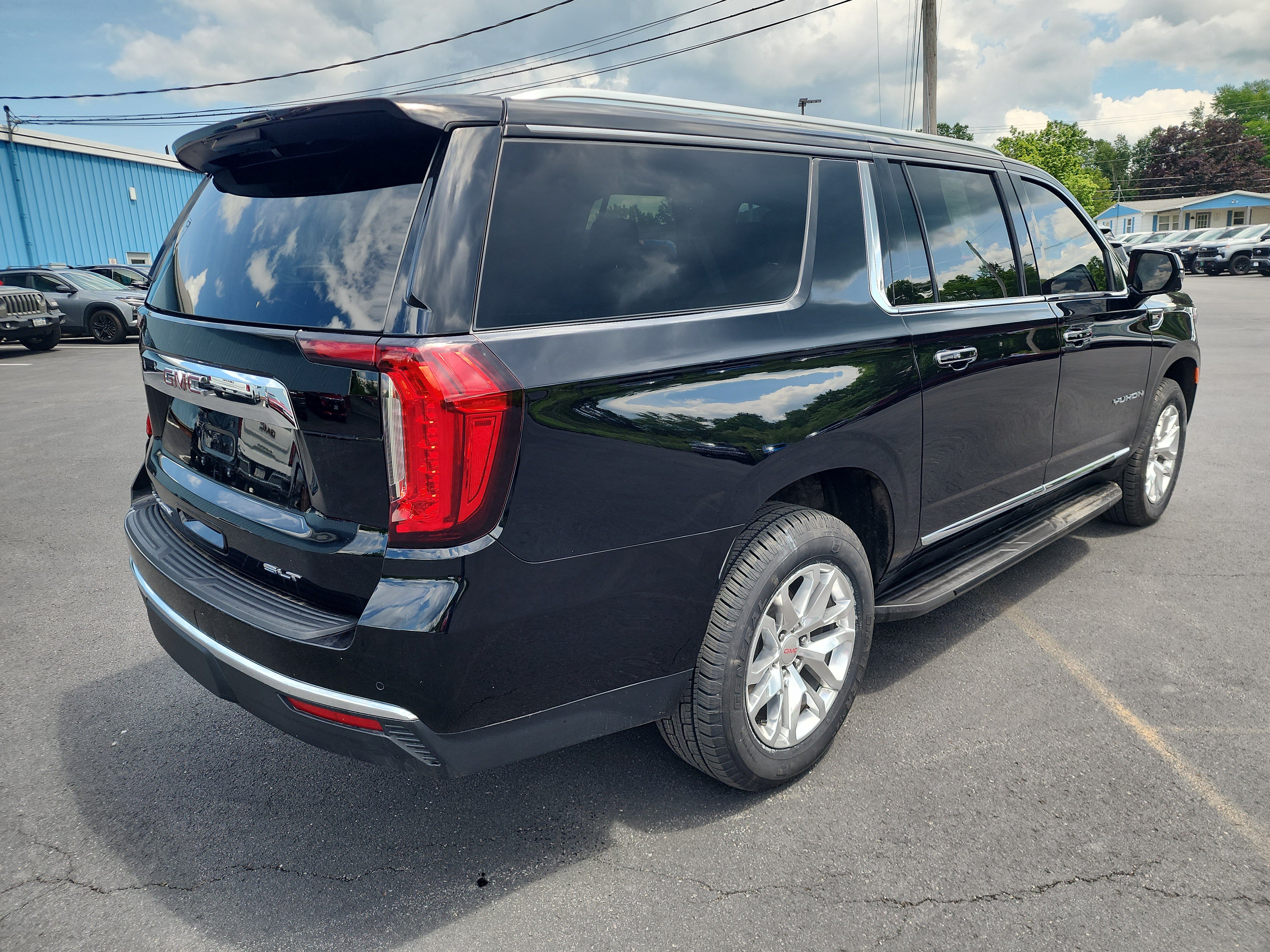 Certified 2024 GMC Yukon XL SLT w/ SLT Luxury Package AWD/4WD image 8