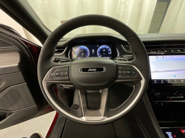 Used 2025 Jeep Grand Cherokee Limited w/ Black Appearance Package AWD/4WD image 11