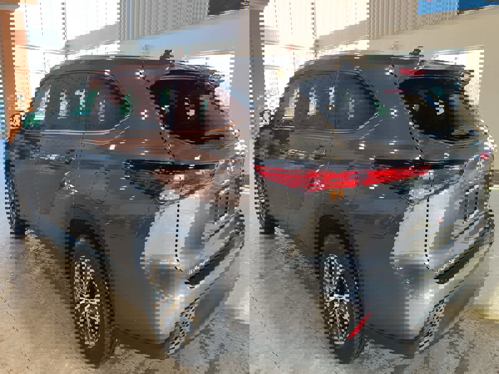 Used 2023 Toyota Highlander XLE image 7