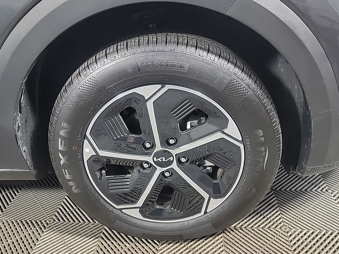 Used 2025 Kia Niro LX image 3