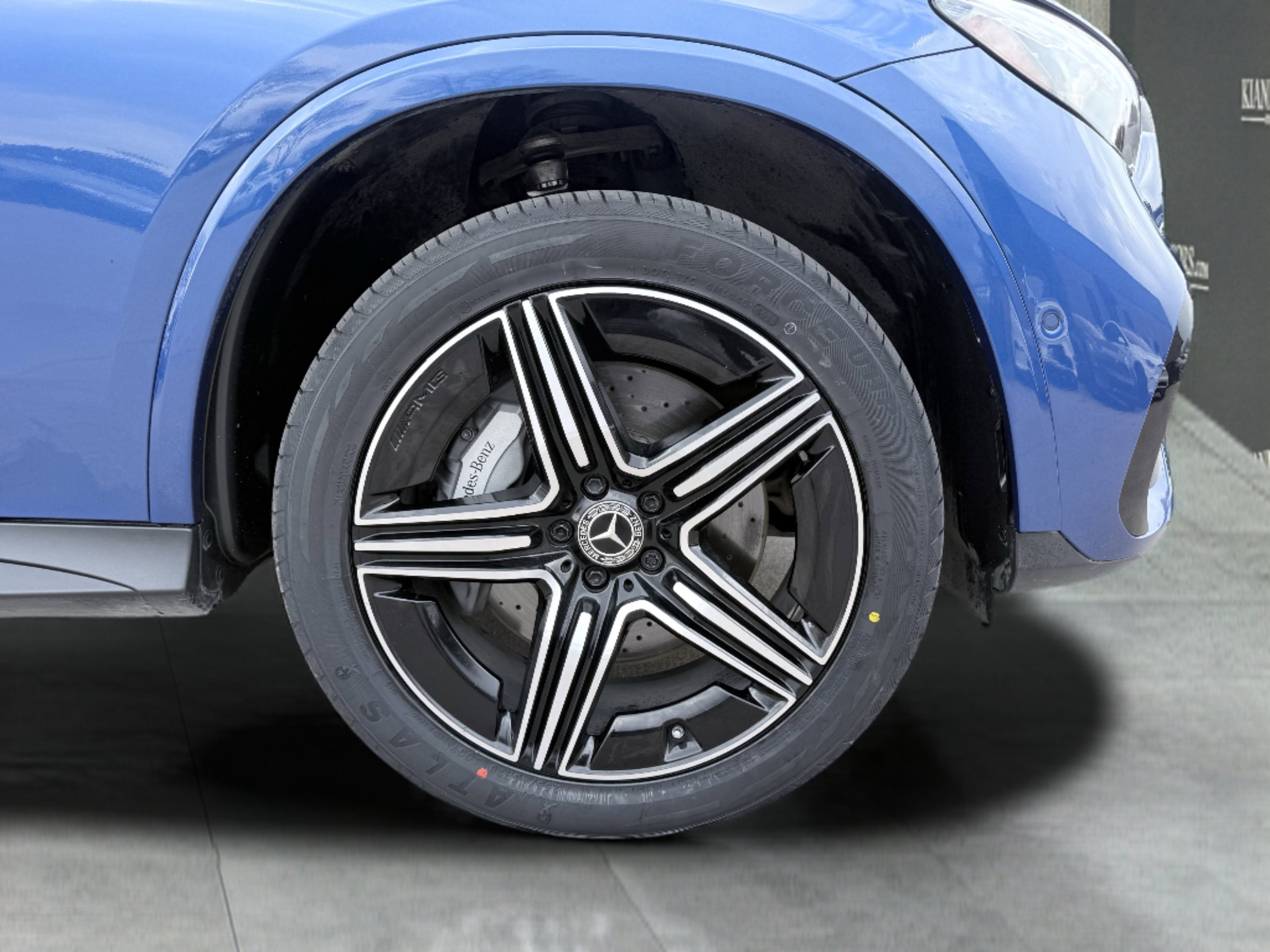 Used 2024 Mercedes-Benz GLC 300 4MATIC w/ AMG Line image 9