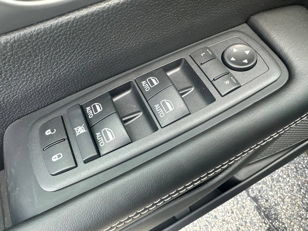 New 2027 Chrysler Pacifica Select AWD/4WD image 11