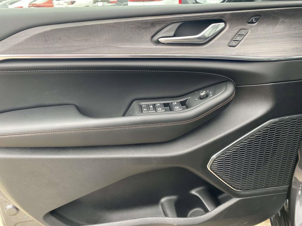 New 2025 Jeep Grand Cherokee Overland w/ Luxury Tech Group IV image 14