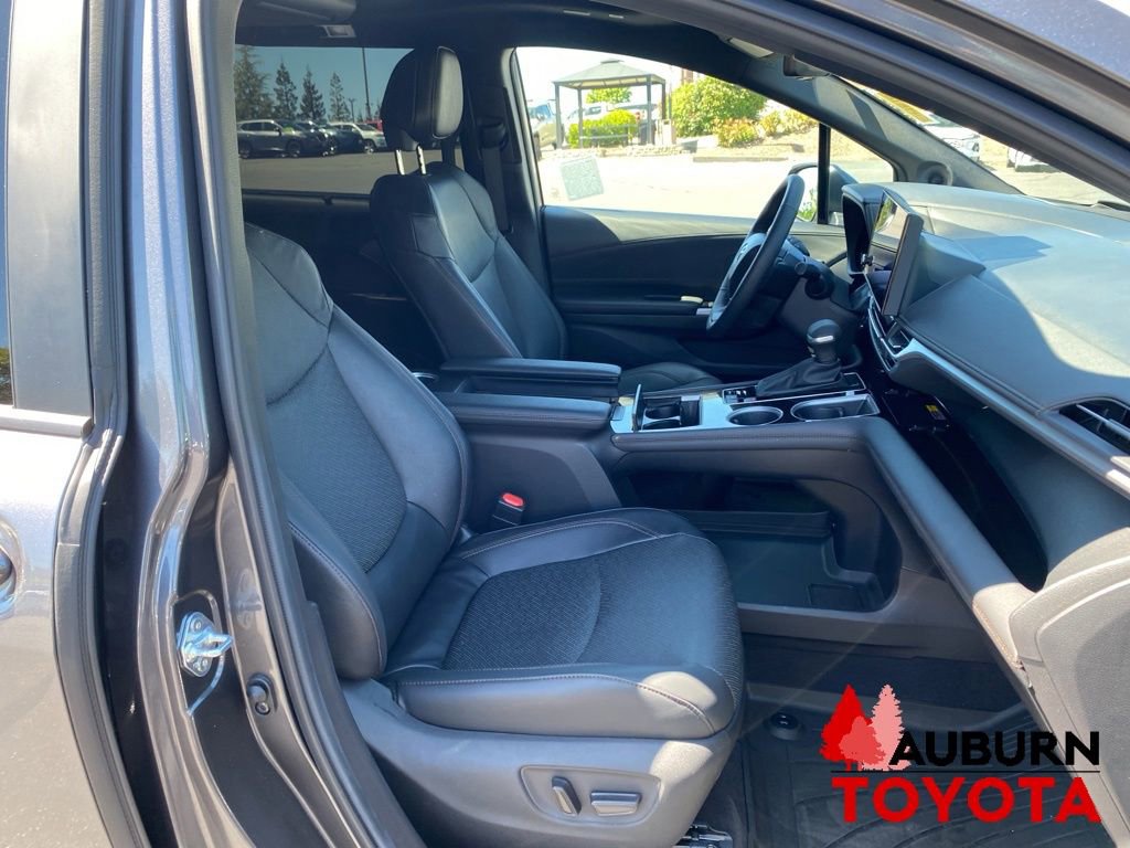 Used 2025 Toyota Sienna Platinum AWD/4WD image 14