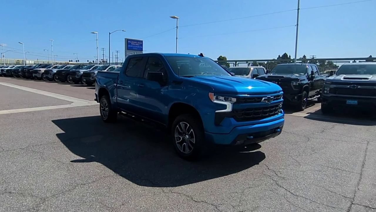 Used 2023 Chevrolet Silverado 1500 RST w/ Z71 Off-Road Package AWD/4WD image 2