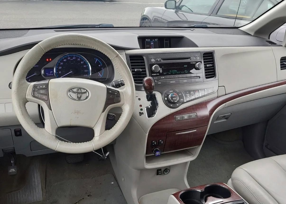 Used 2012 Toyota Sienna XLE image 5