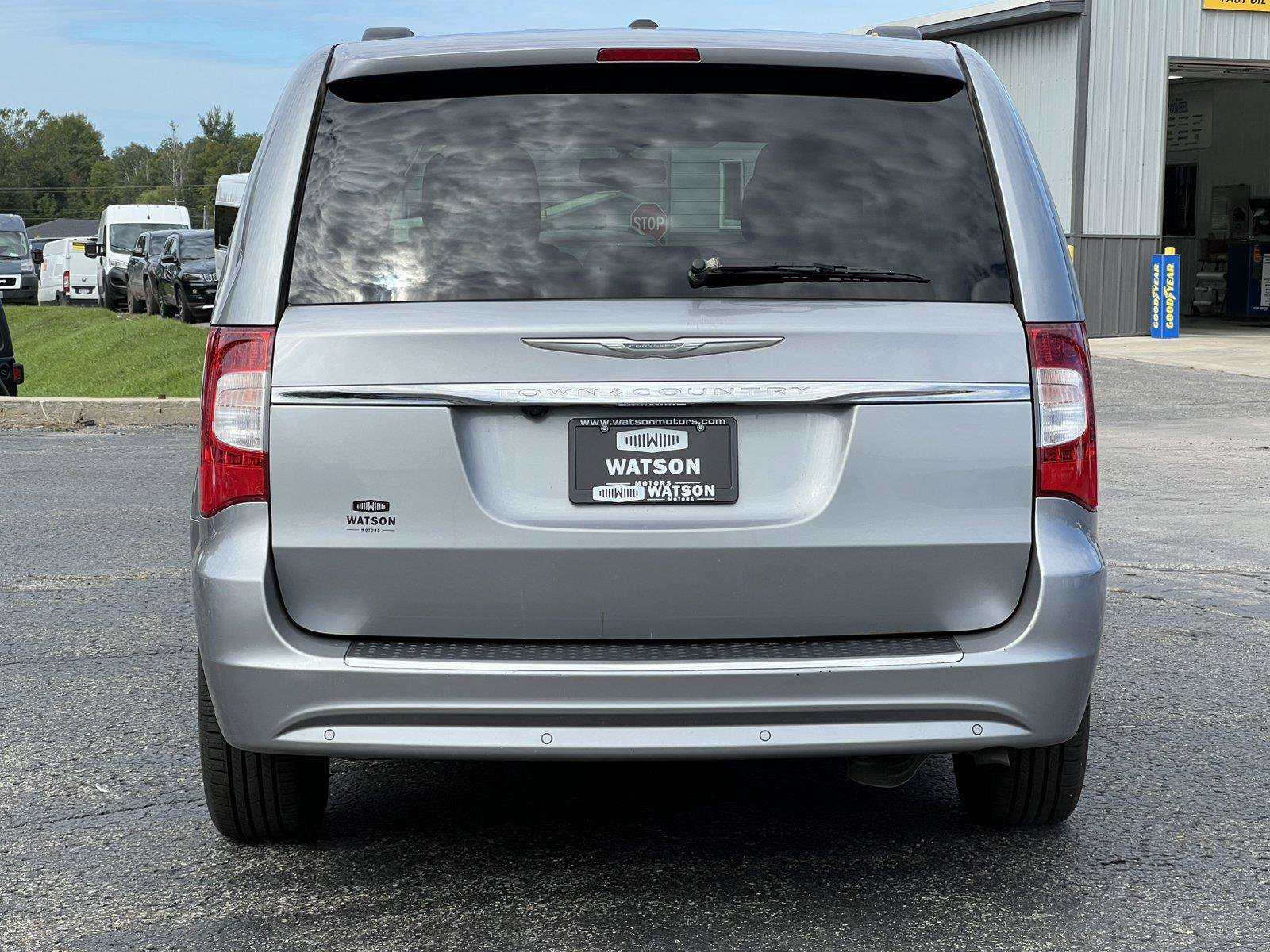 Used 2014 Chrysler Town & Country Touring-L w/ Driver Convenience Group FWD image 39