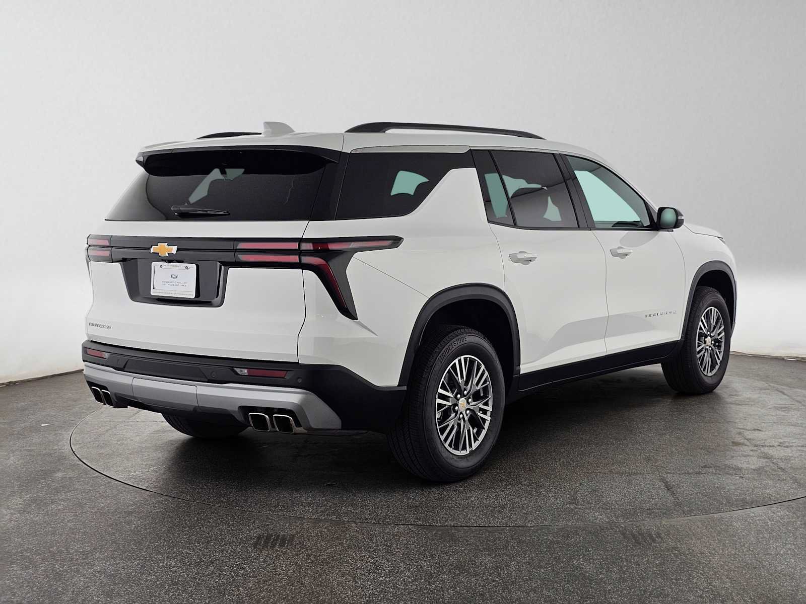 Used 2025 Chevrolet Traverse LT FWD image 3