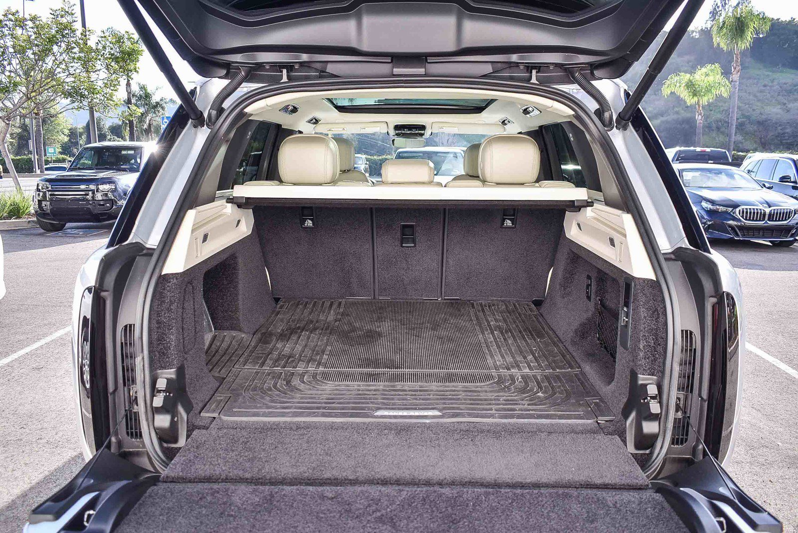 Certified 2025 Land Rover Range Rover SE image 27