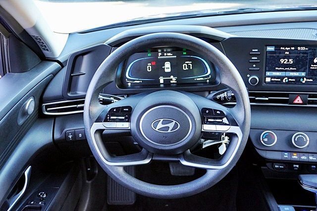 Certified 2025 Hyundai Elantra SE w/ Cargo Package image 18