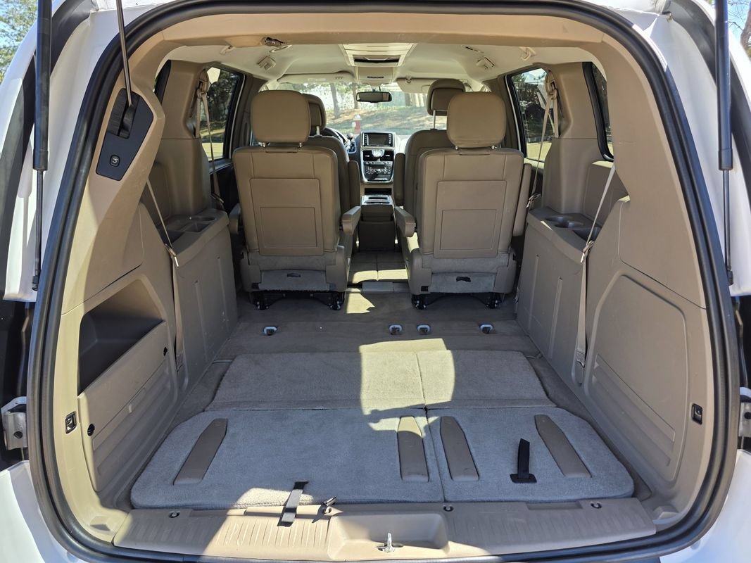 Used 2015 Chrysler Town & Country Touring FWD image 18