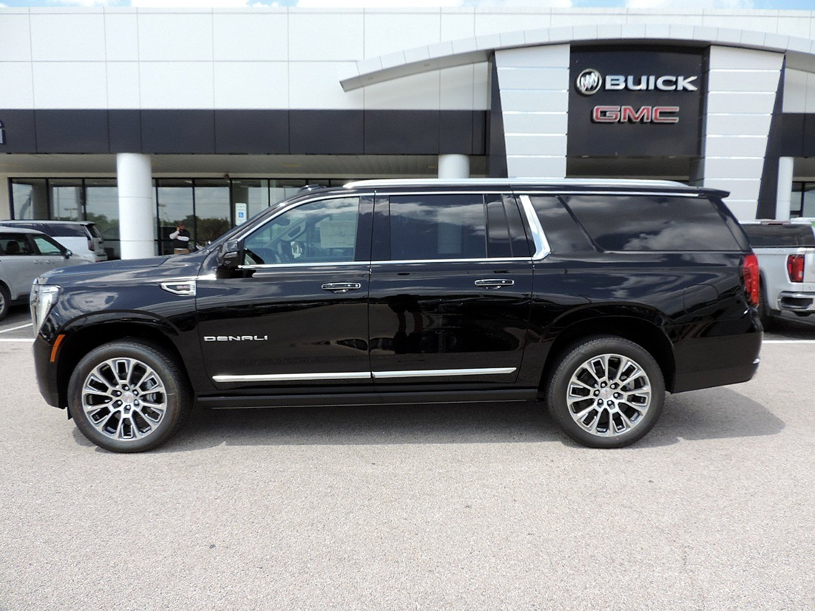 New 2026 GMC Yukon XL Denali w/ Denali Reserve Package AWD/4WD image 8