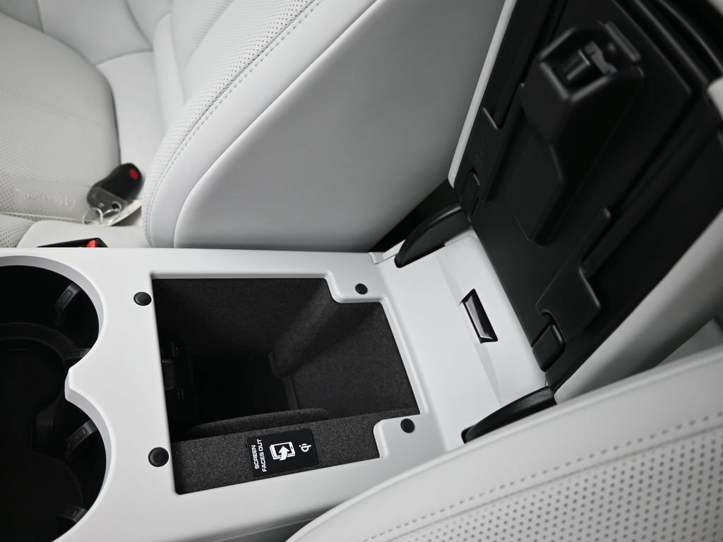 Certified 2025 Porsche Macan AWD/4WD image 17
