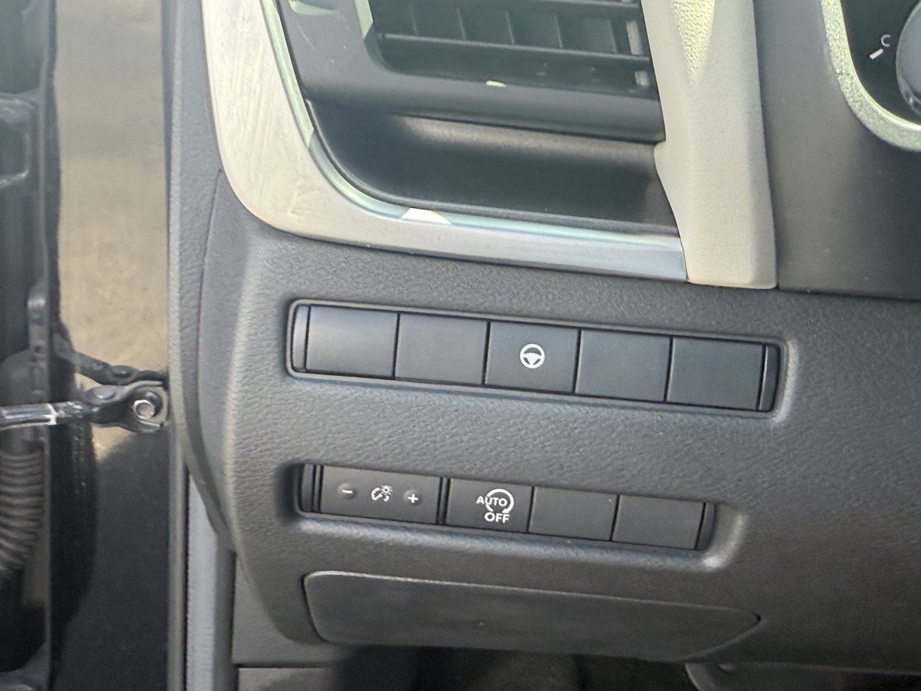 Used 2023 Nissan Rogue SV AWD/4WD image 18