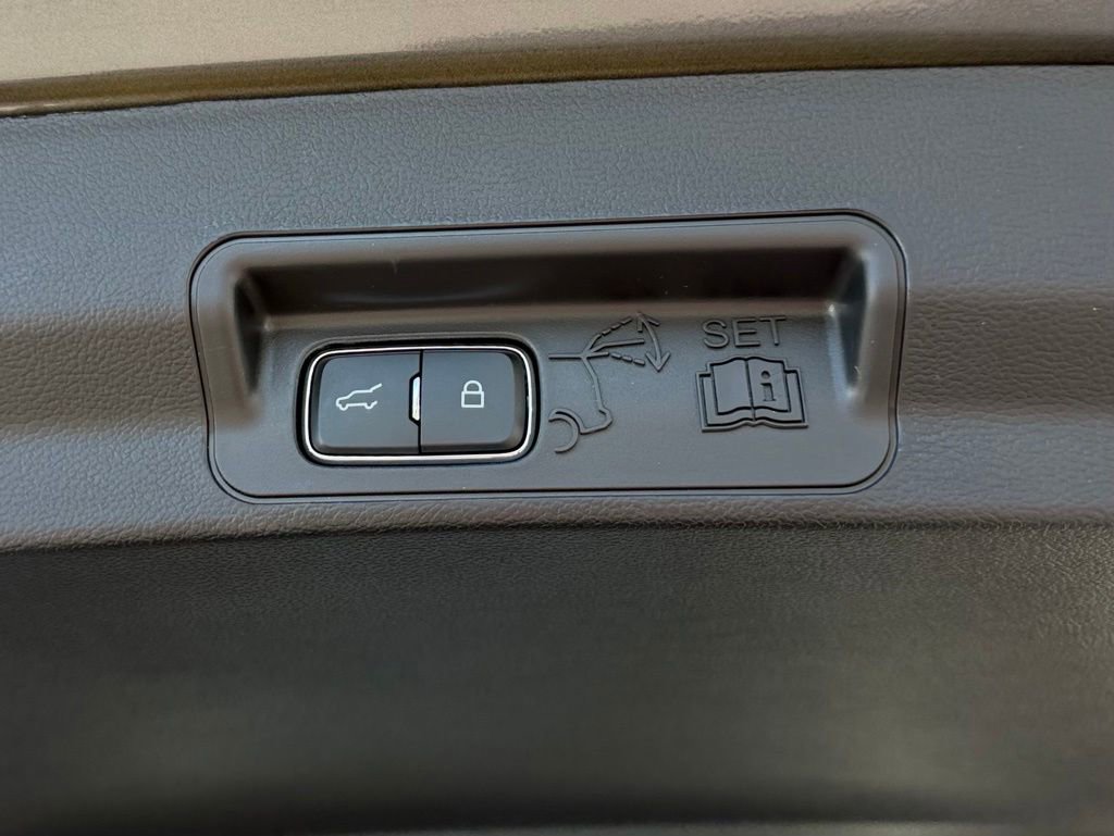 Used 2026 Ford Explorer Active RWD image 11