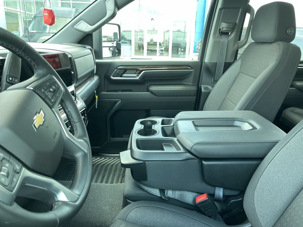 Used 2025 Chevrolet Silverado 2500 LT w/ Convenience Package AWD/4WD image 5