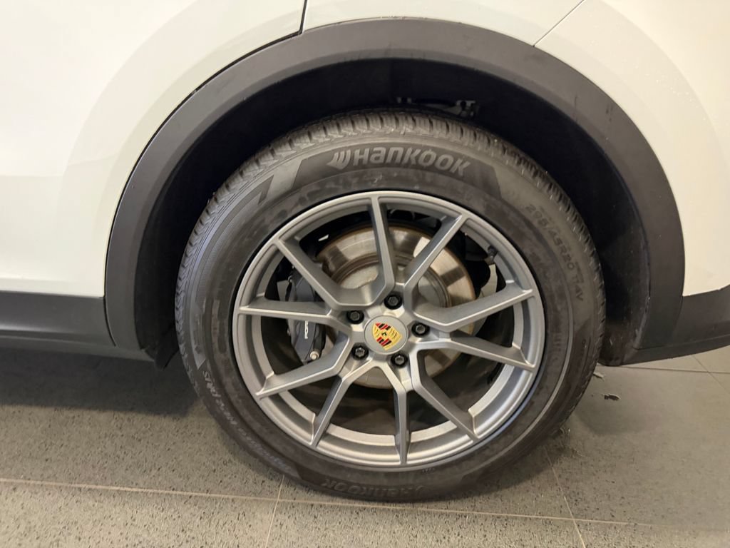 Certified 2024 Porsche Cayenne AWD/4WD image 11
