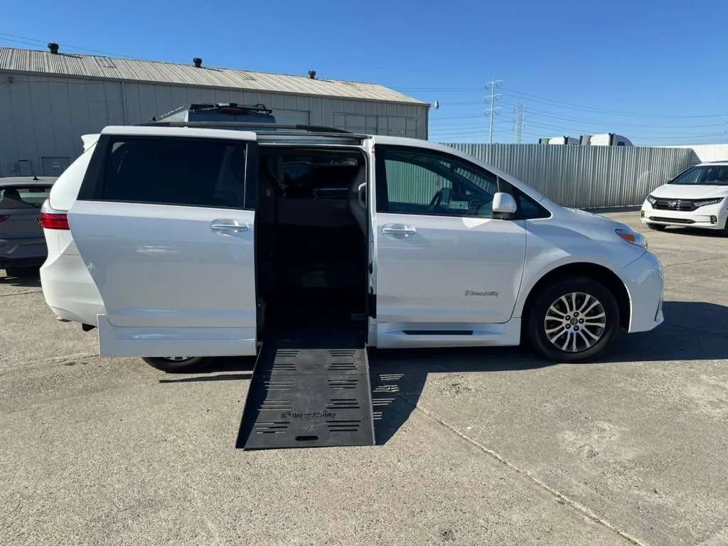 Used 2019 Toyota Sienna XLE w/ XLE Navigation Package FWD image 46