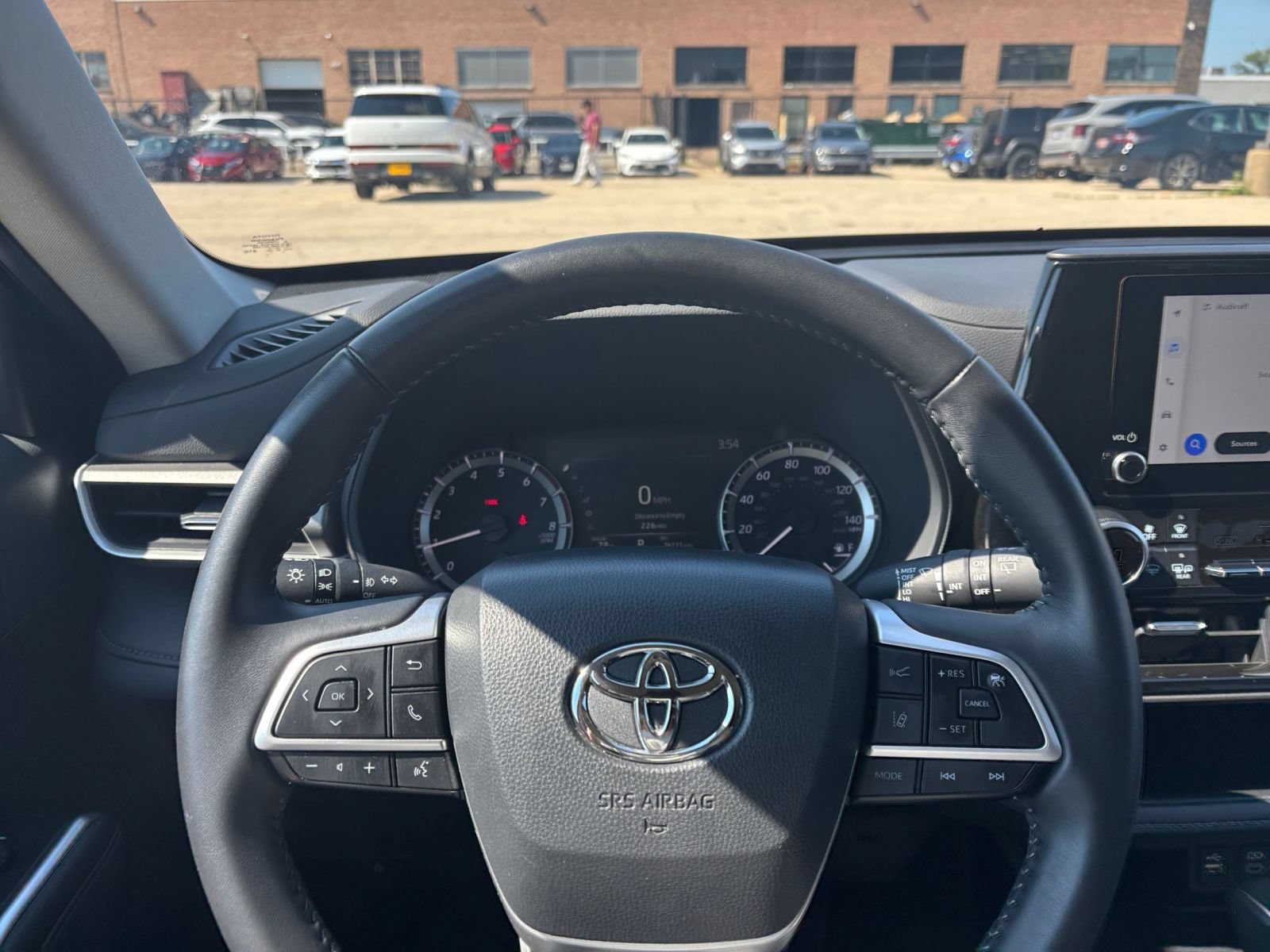Used 2025 Toyota Highlander LE FWD image 31