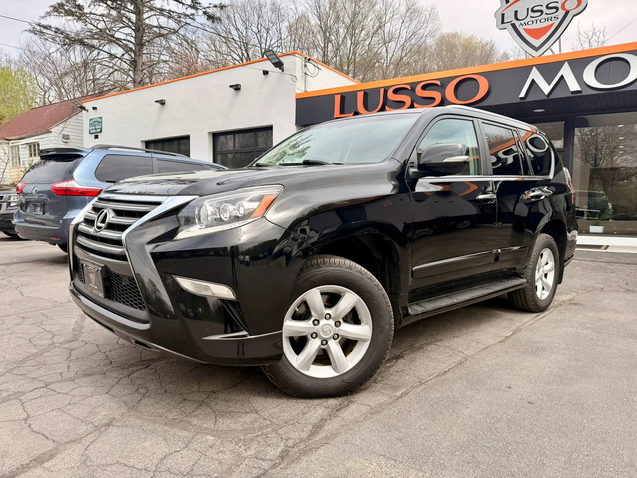Used 2018 Lexus GX 460 w/ Navigation Package AWD/4WD image 2