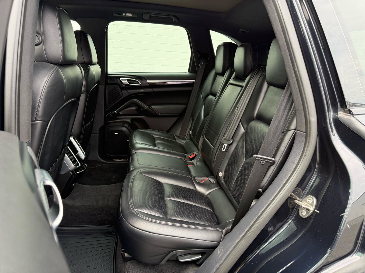 Used 2016 Porsche Cayenne S AWD/4WD image 3