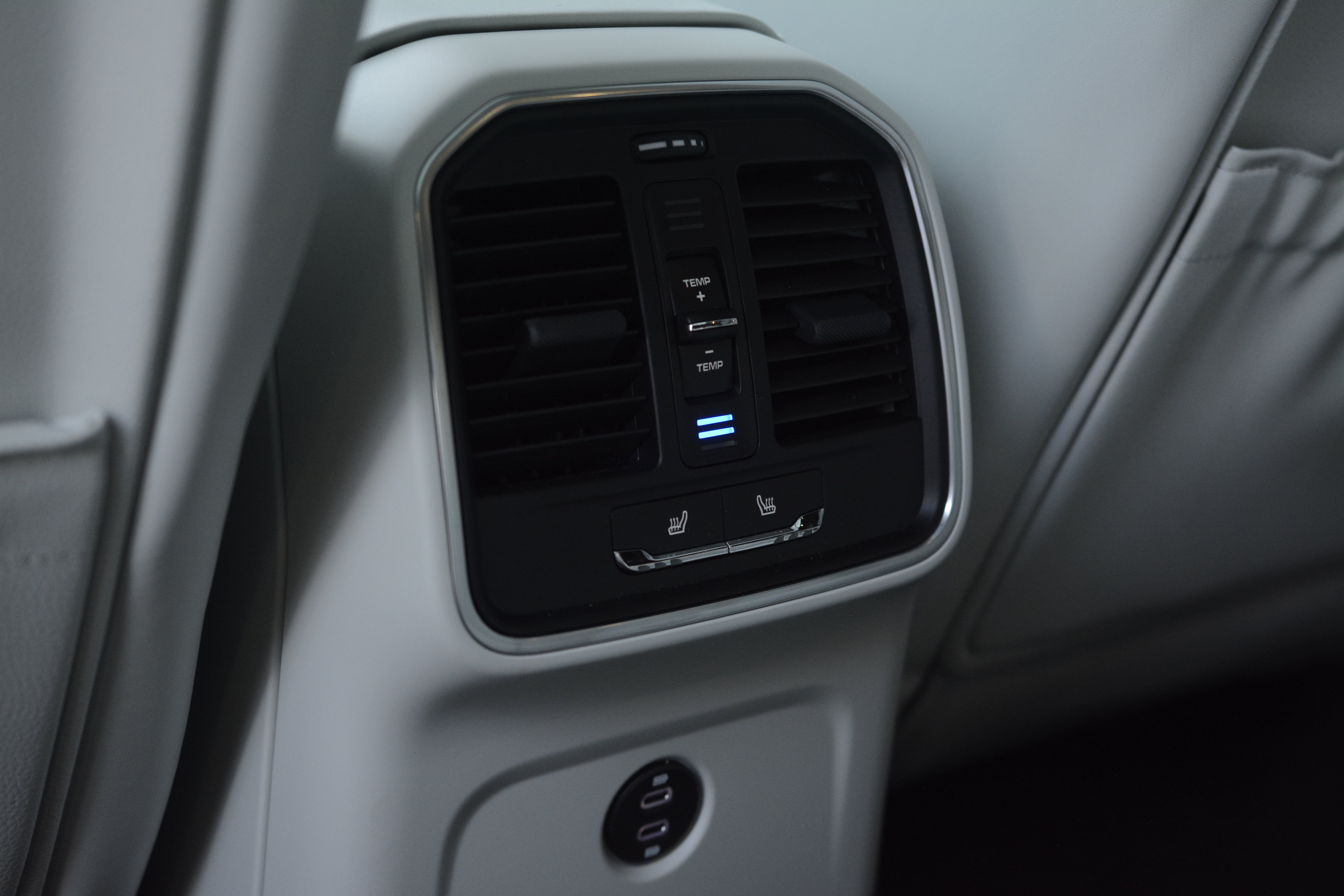 Certified 2026 Porsche Macan AWD/4WD image 33