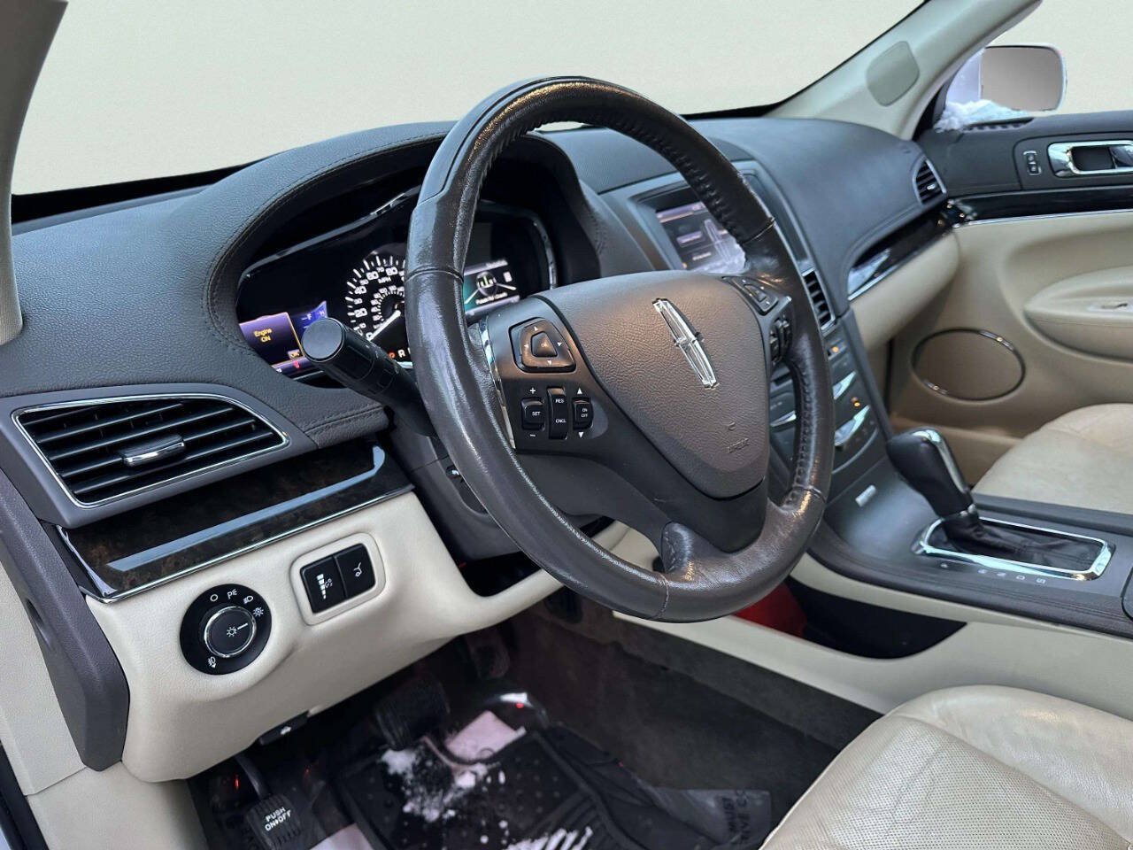 Used 2013 Lincoln MKT AWD image 16