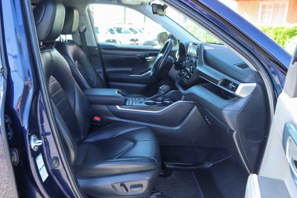 Used 2022 Toyota Highlander XLE AWD/4WD image 43