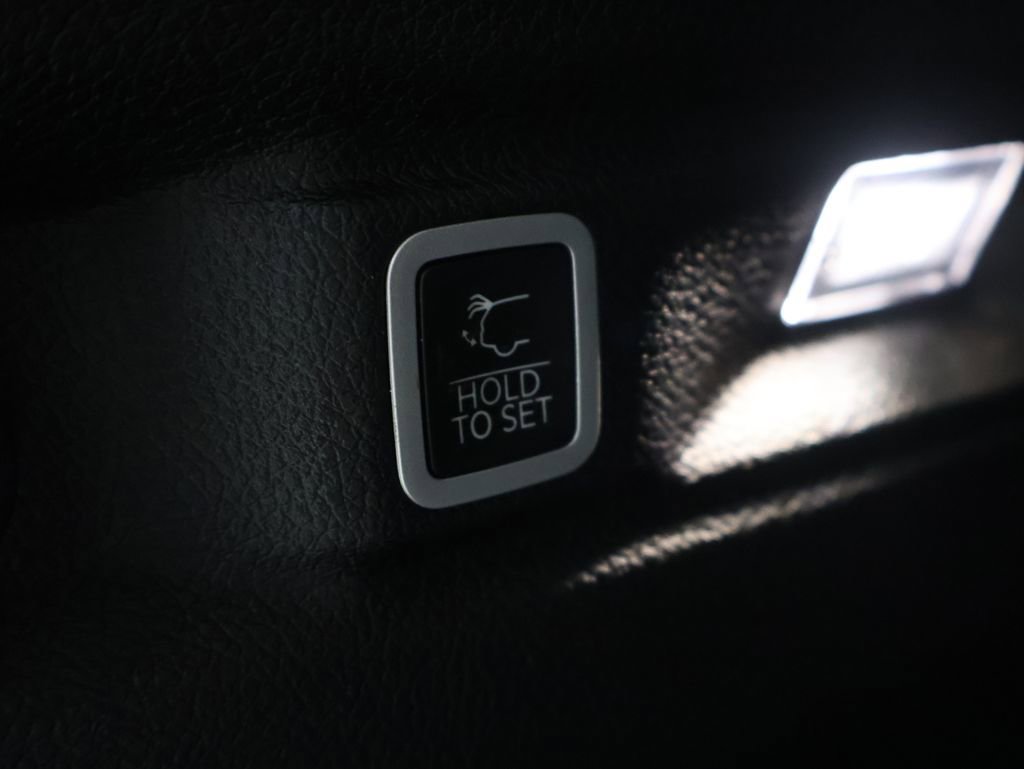 Used 2023 Jeep Grand Cherokee L Limited w/ Luxury Tech Group II image 22