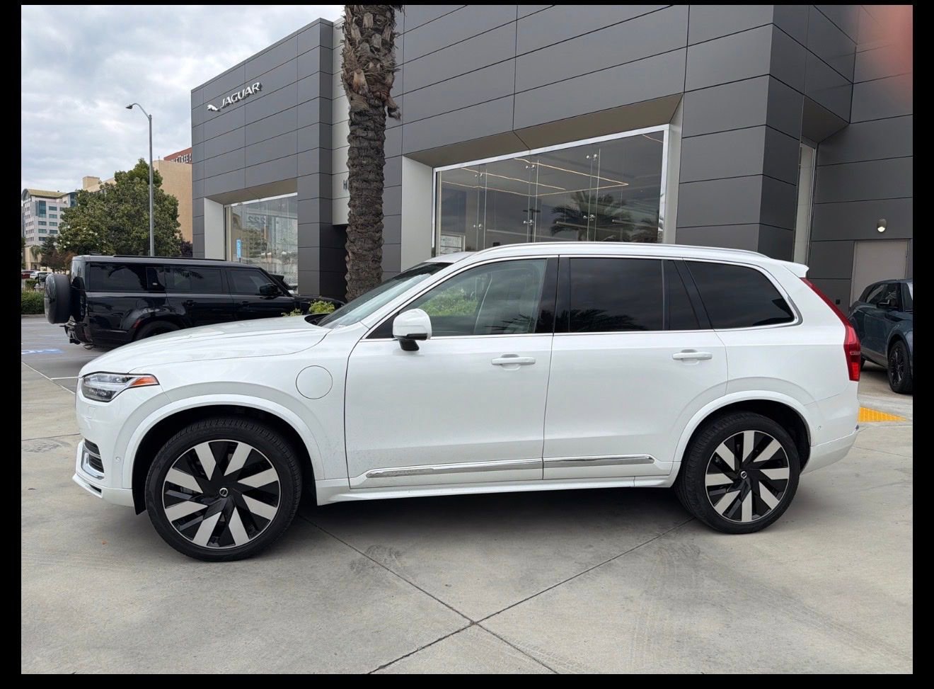 Used 2023 Volvo XC90 T8 Ultimate w/ Protection Package Premier AWD/4WD image 3
