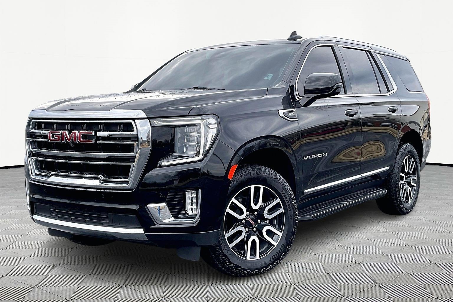 Used 2024 GMC Yukon SLT w/ SLT Luxury Package image 2