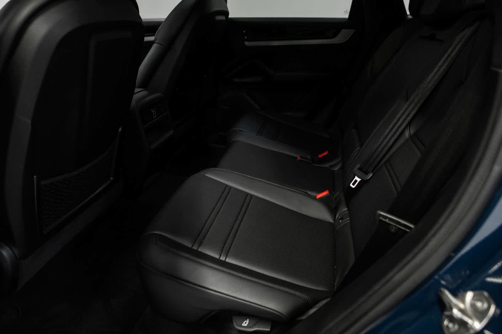 Certified 2024 Porsche Cayenne Coupe AWD/4WD image 31