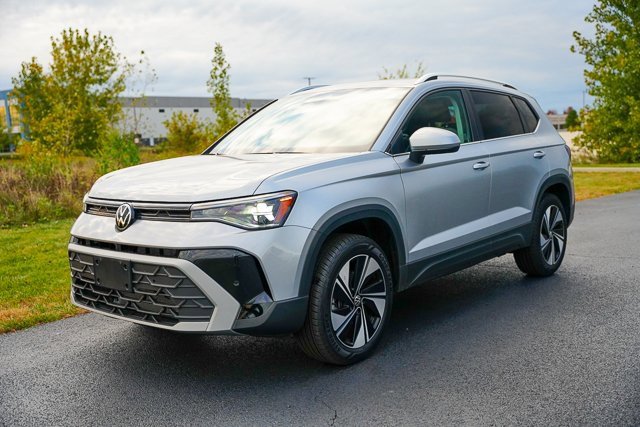 Certified 2025 Volkswagen Taos SE w/ Panoramic Sunroof Package image 5