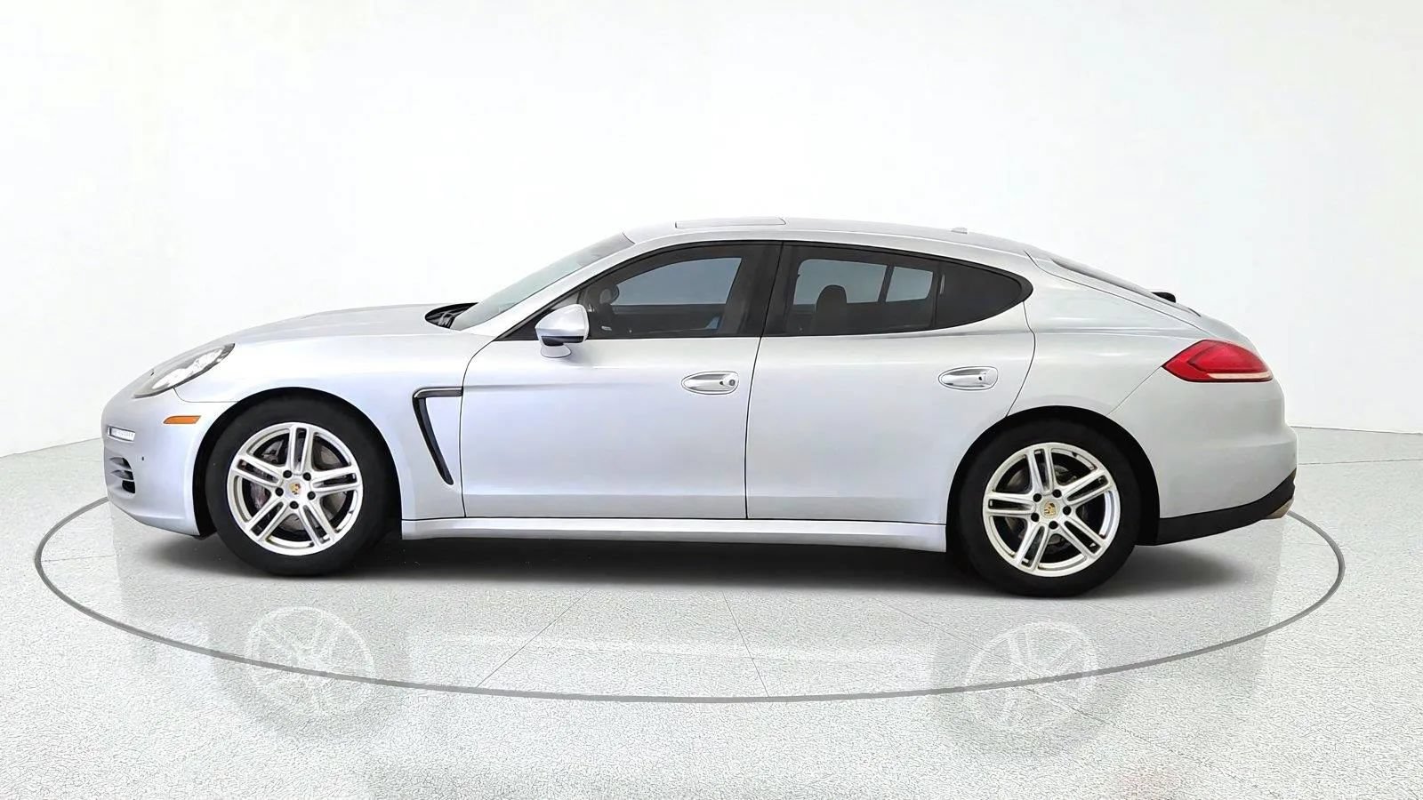 Used 2015 Porsche Panamera 4 AWD/4WD image 5