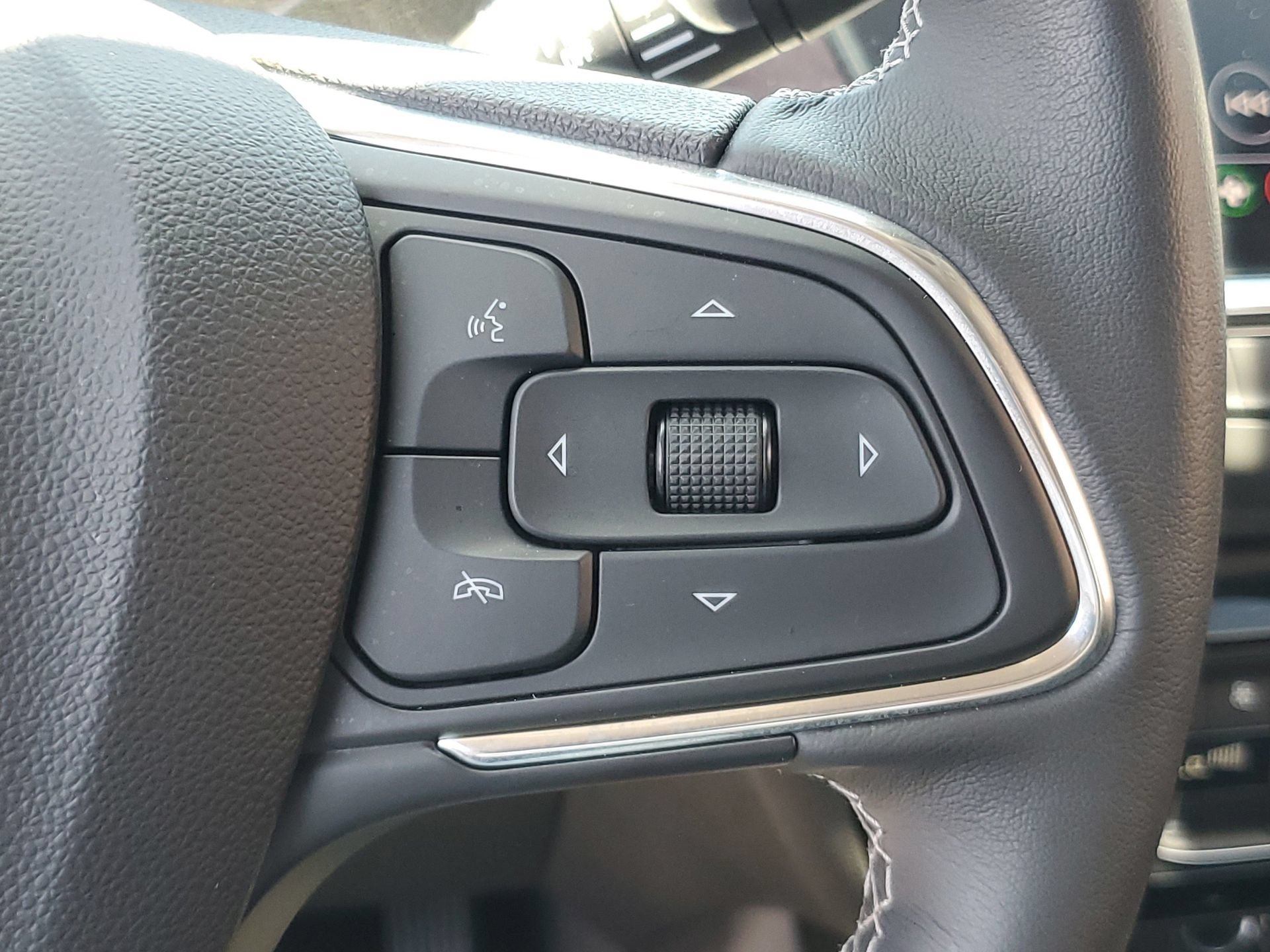 Used 2023 Buick Encore GX Select w/ Sport Touring Package FWD image 25
