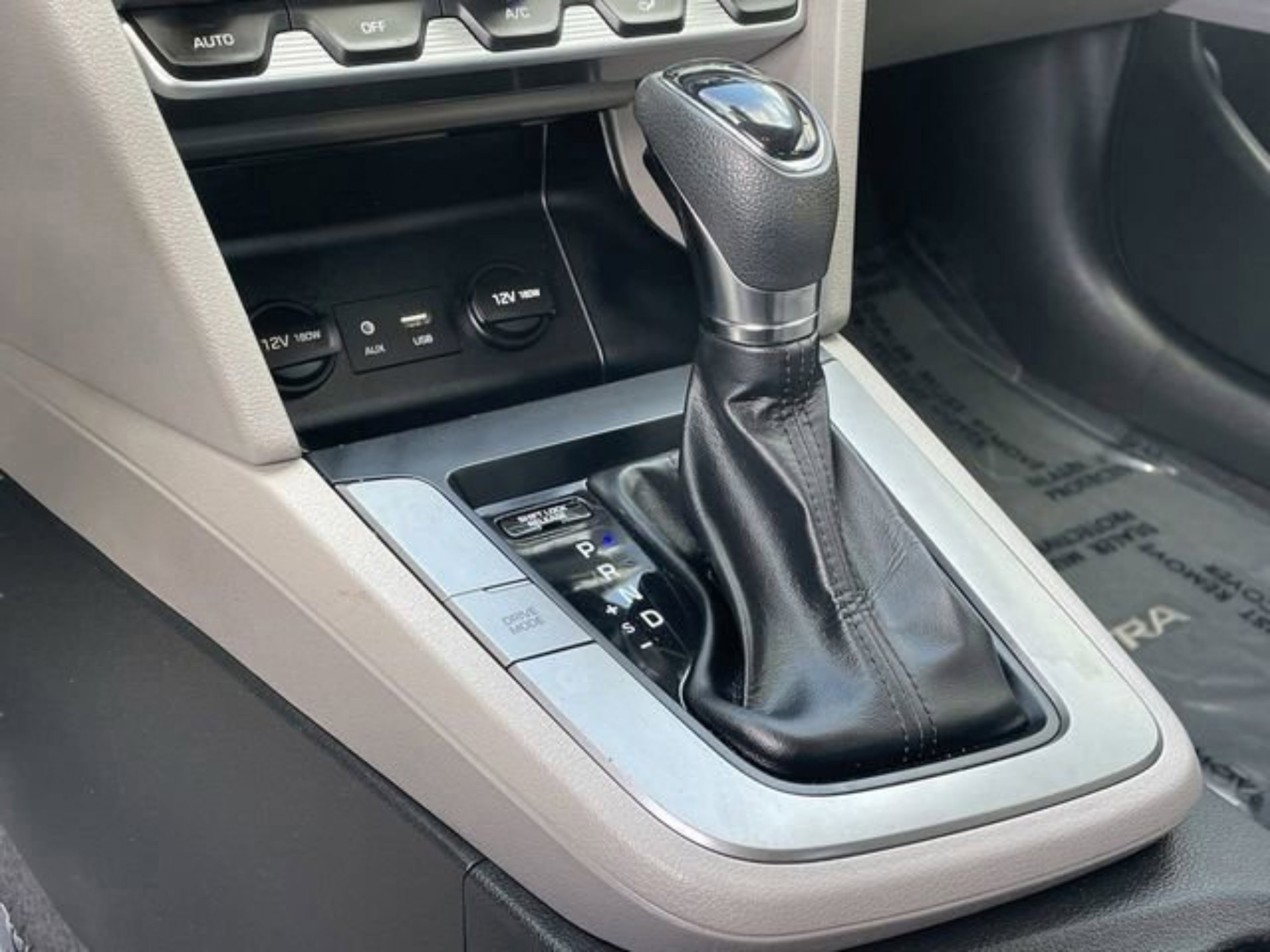 Used 2020 Hyundai Elantra SE FWD image 20