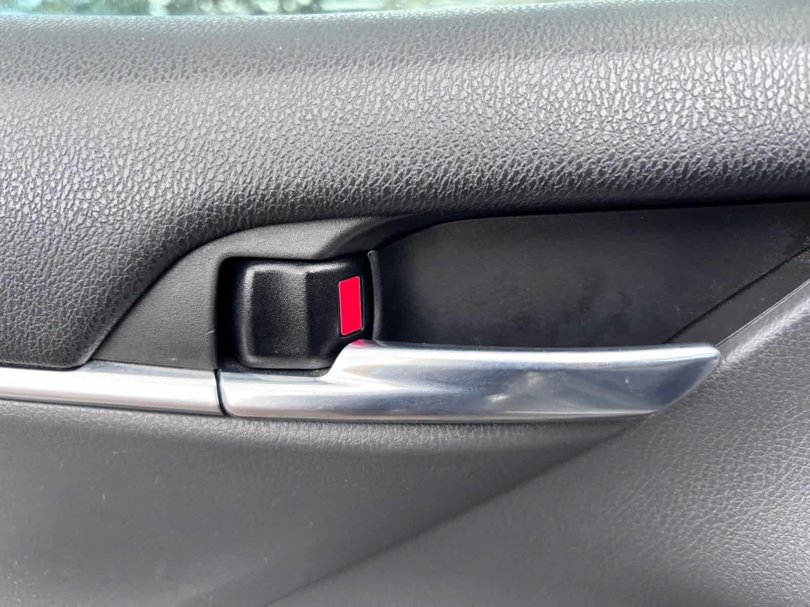 Used 2022 Toyota Camry SE FWD image 13