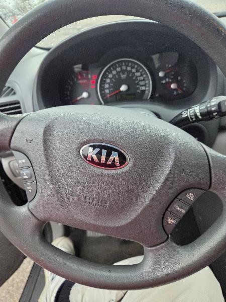 Used 2014 Kia Sedona LX image 8