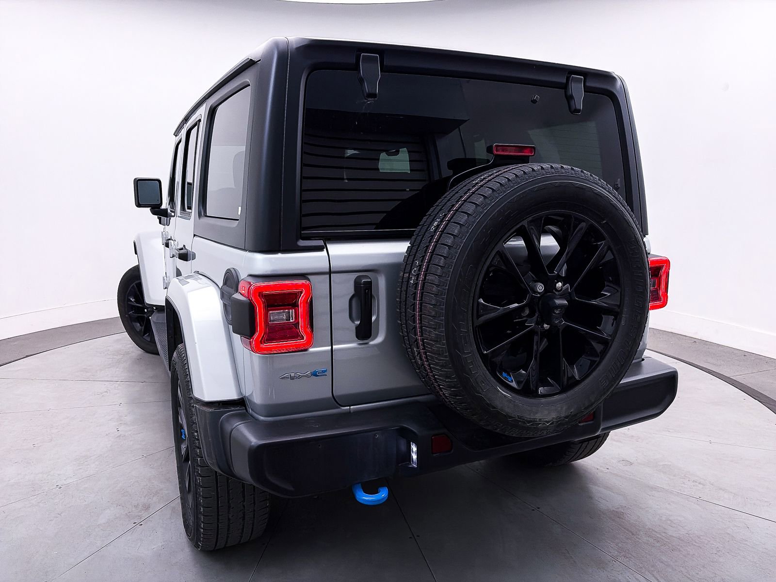 Used 2022 Jeep Wrangler Unlimited Sahara w/ Cold Weather Group image 4