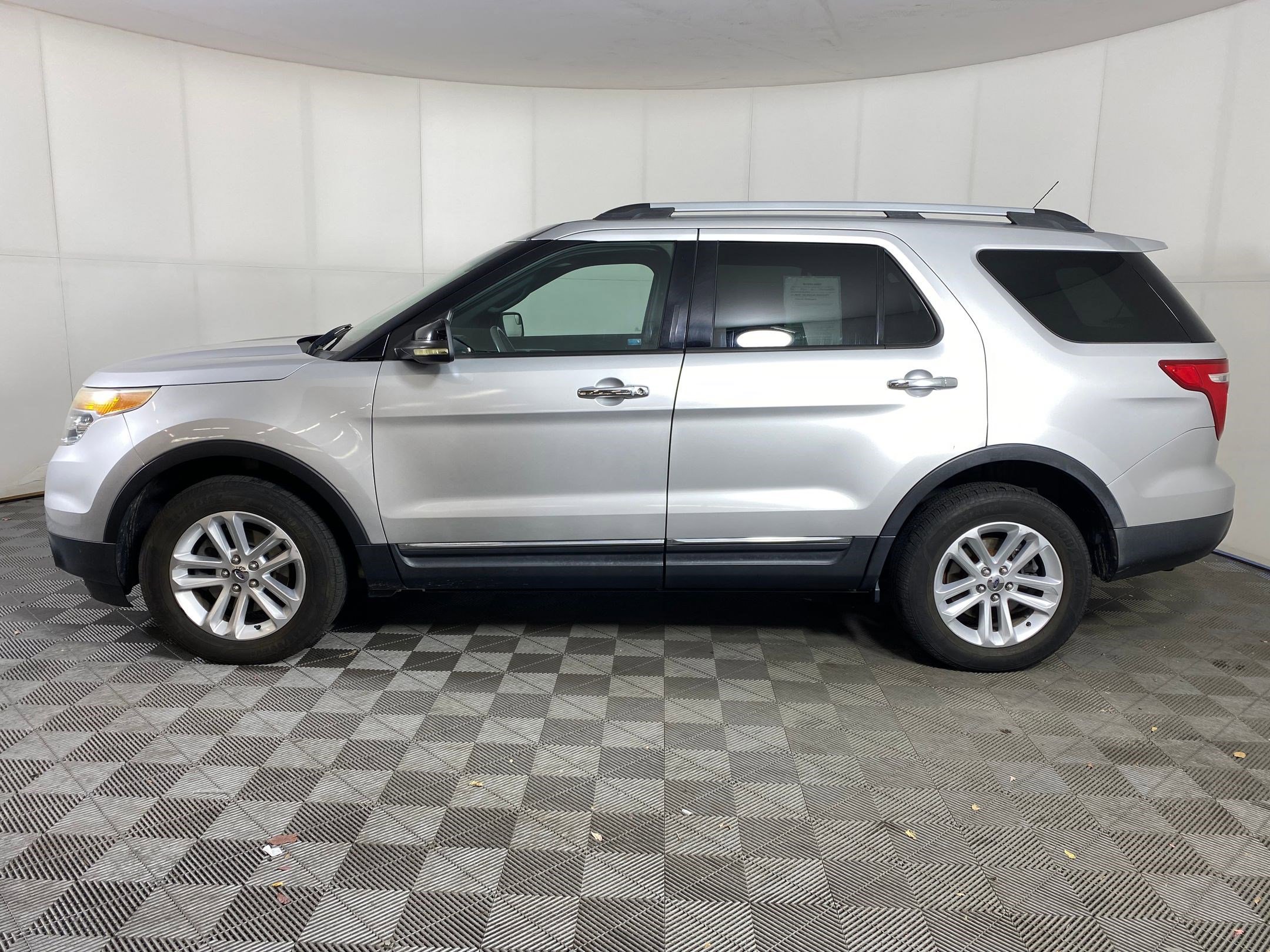 Used 2011 Ford Explorer XLT w/ 202A Rapid Spec Order Code image 2