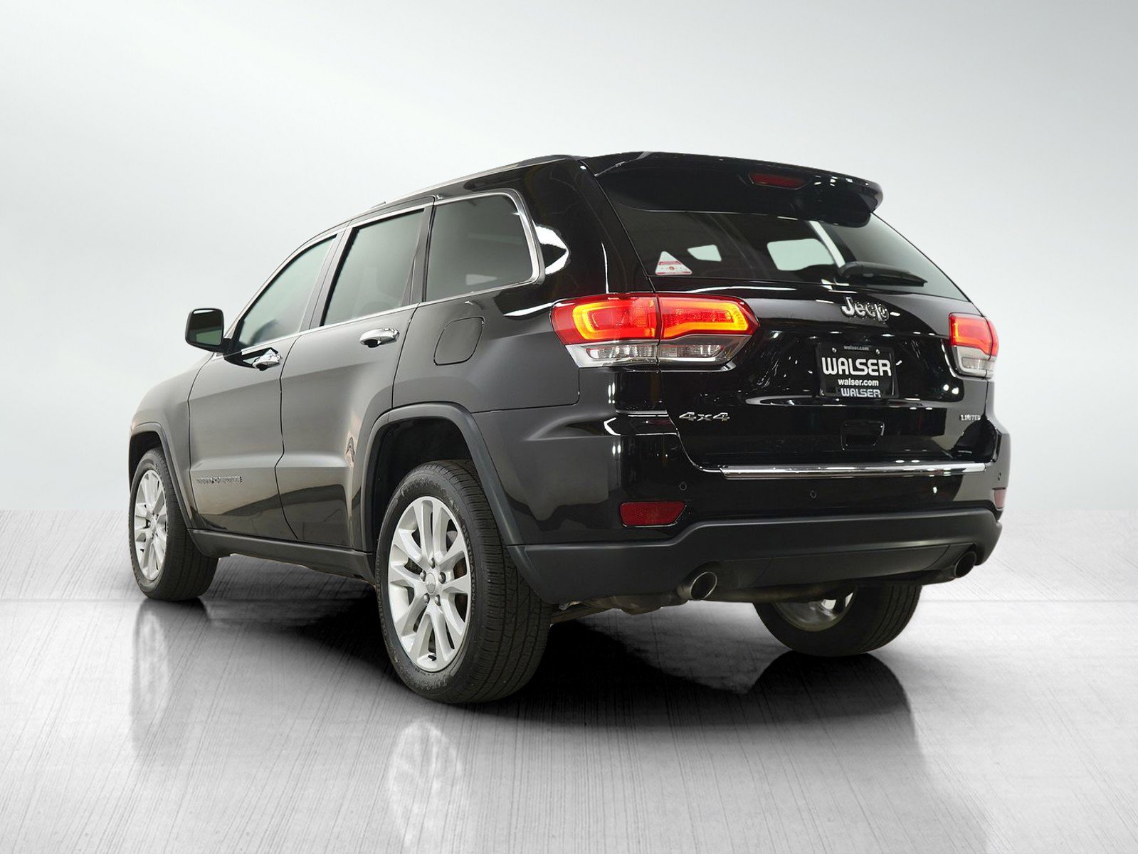 Used 2017 Jeep Grand Cherokee Limited AWD/4WD image 4