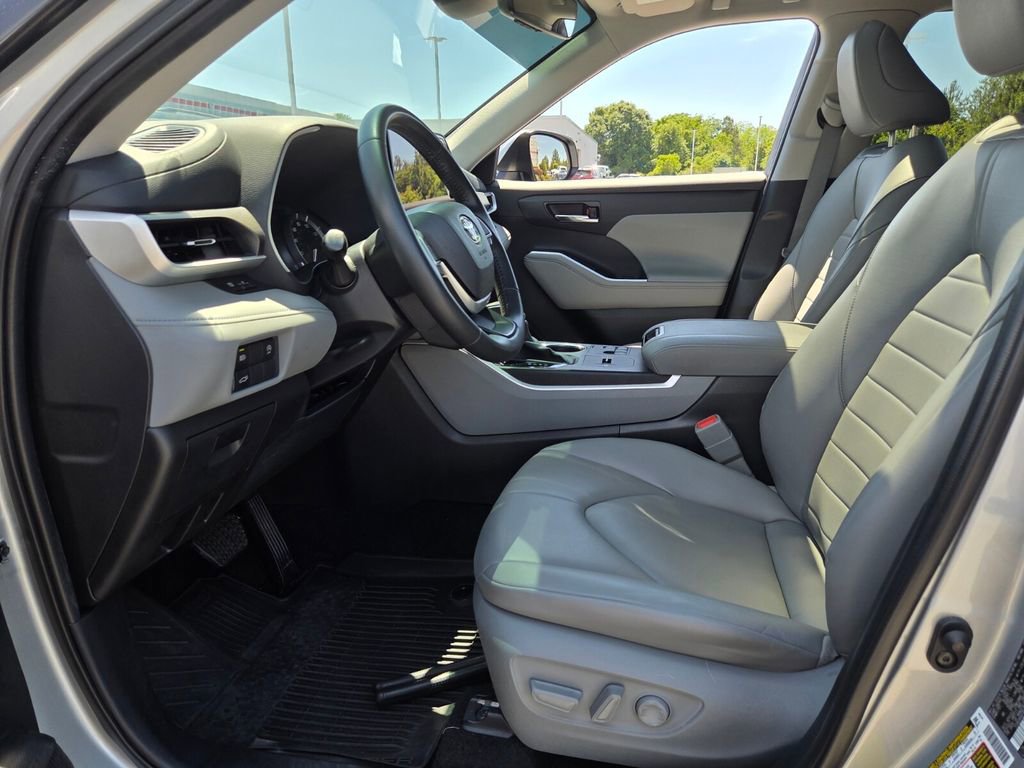 Certified 2024 Toyota Highlander XLE FWD image 5