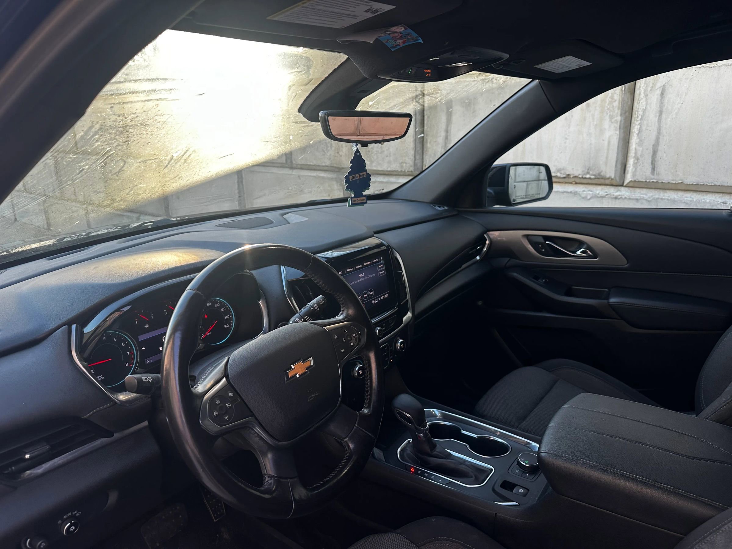 Used 2022 Chevrolet Traverse LT image 2