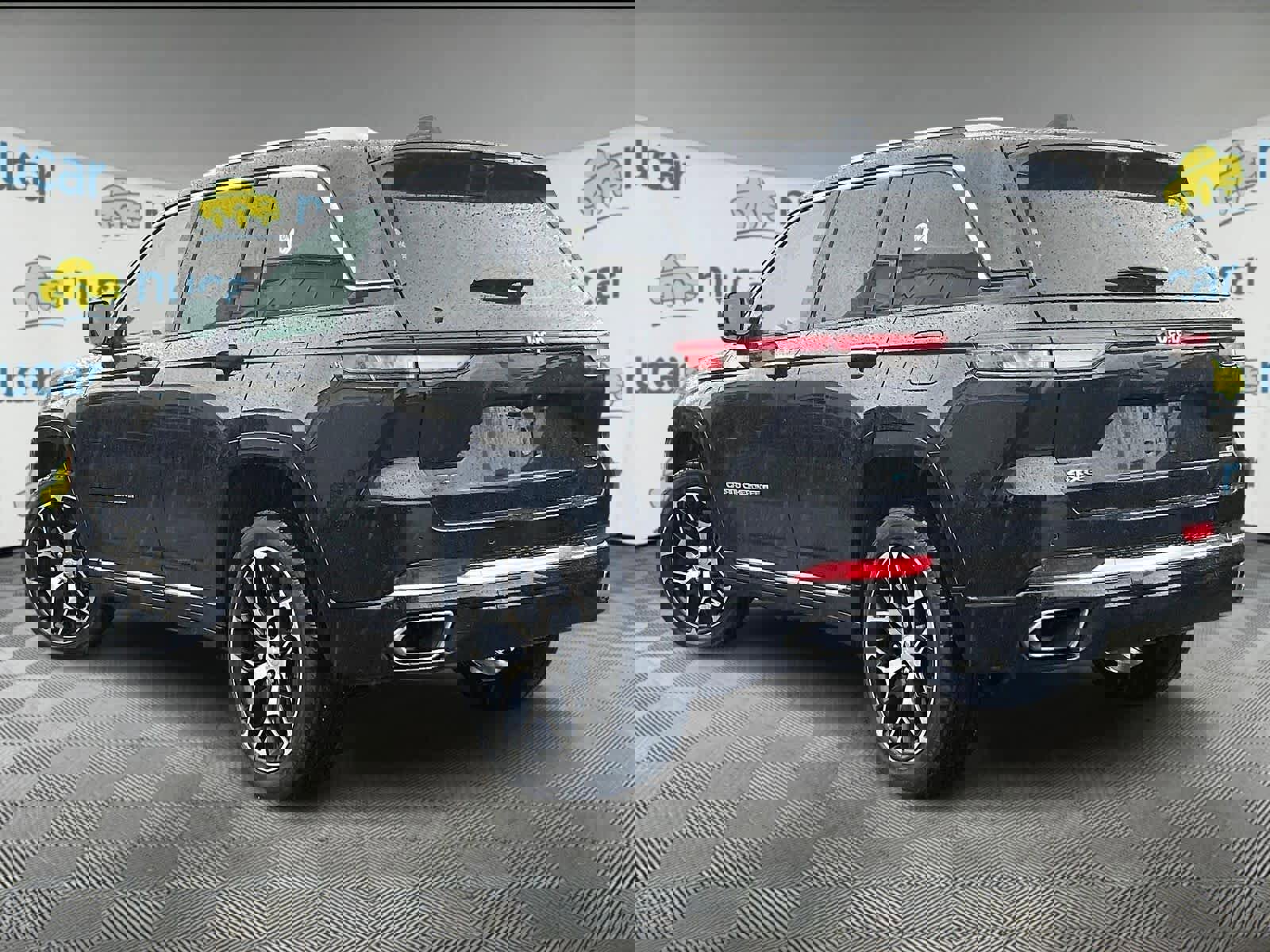 Used 2023 Jeep Grand Cherokee Summit image 4